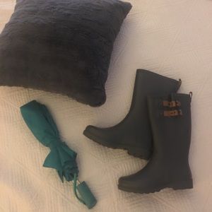 ☔️ Women’s Mid-calf Matte Grey Rain Boots - size 6